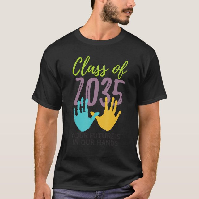 Camiseta Your Future Is In Our Hands Class Of 2035 Kinderga (Frente)