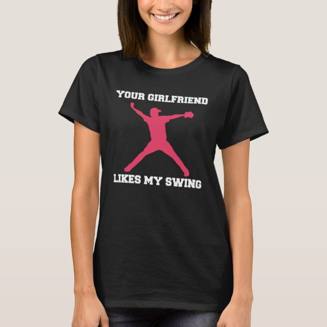 Camiseta Your Girlfriend Likes My Swing Baseball Men (Frente)