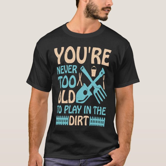 Camiseta You're Never Too Old to Play in the Dirt (Frente)