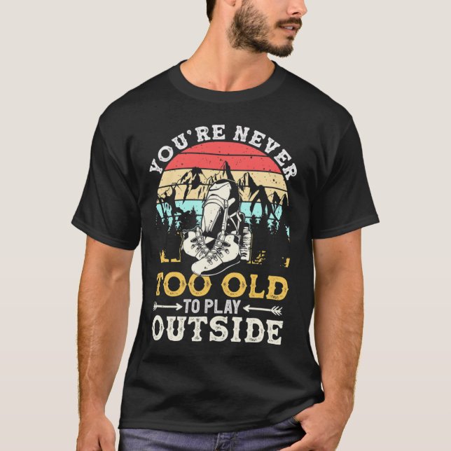 Camiseta You're Never Too Old To Play Outside Mountain Hiki (Frente)
