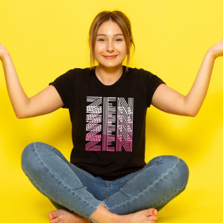 Camiseta ZEN Pink Monocromo Retro 70s Tipografia Yoga