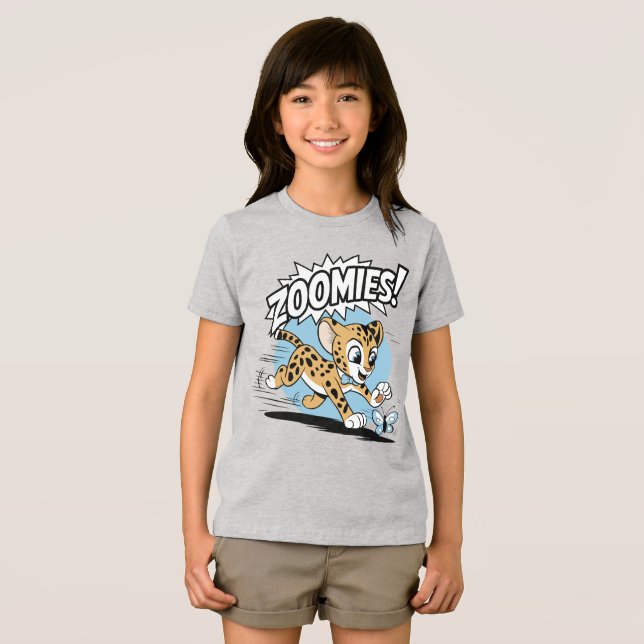 Camiseta Zoomies – Guepardo Perseguindo uma Borboleta (Frente Completa)