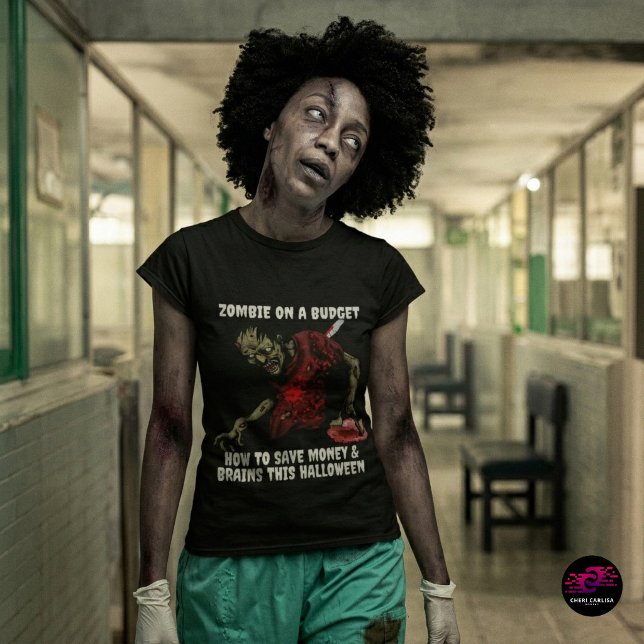Camiseta Zumbi Engraçado No Halloween Com Orçamento Limitad (Even the undead are cutting back. 🧟‍♀️💸)
