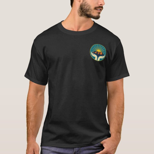 Camisetas masculinas escuras com letras laranjas (Frente)