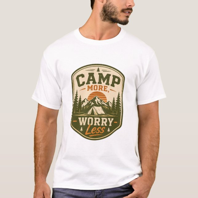 Campe mais, se preocupe menos - Camiseta com emble (Frente)