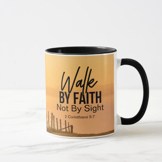 Caneca 2 Corinthians 5:7 Caminhada por Faith Bíblia Verse (Direita)