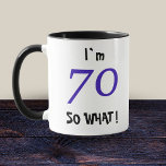 Caneca 70 Birthday Funny Gift 70 Então, que citação?<br><div class="desc">70 Birthday Engraçado Deu 70,  e que Citação? Uma ideia de presente de excelente para alguém comemorando o 70 aniversário. Vem com uma citação engraçada que tenho 70 e que é perfeita para uma pessoa com senso de humor.</div>