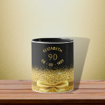 Caneca 90 de aniversário nome de ouro negro clássico arco<br><div class="desc">Elegante,  clássico,  glamouroso e feminino. Um arco e fita coloridos de ouro com brilho e brilho de ouro,  um pouco de brilho e luxo para um presente ou guarnição de 90. Fundo preto. Modelos para seu nome,  90 anos e data de nascimento. Texto curvo e letras de ouro</div>