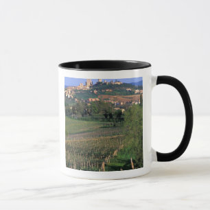 Caneca A aldeia de San Gimignano fica nas colinas ondulan