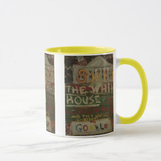 Caneca a casa branca está ouvindo