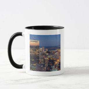 Caneca A construção de Boston com luz arrasta na estrad