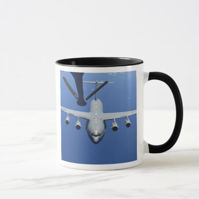 Caneca A Globemaster III C-17 aproxima-se do boom (Direita)