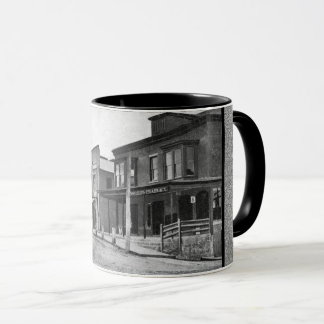 Caneca A História da Pepperell Massachusetts Glam (Frente Esquerda)
