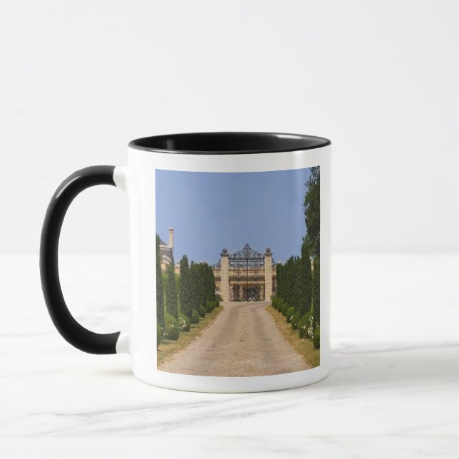 Caneca A imponente entrada do Chateau Haut Sarpe, o (Esquerda)