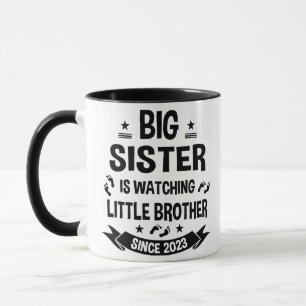 Caneca A irmãzinha cuida do irmão mais velho.
