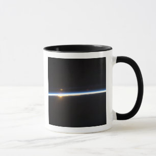 Caneca A linha fina da atmosfera de terra