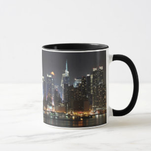 Caneca A lua aumenta sobre o Midtown New York.