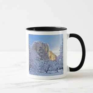 Caneca A luz do sol atinge El Capitan com neve