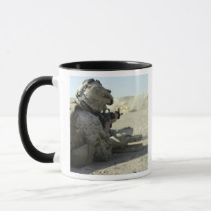 Caneca A Marine dispara uma espingarda de serviço M16A2