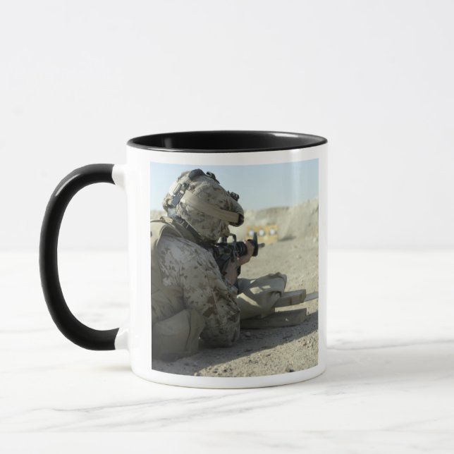 Caneca A Marine dispara uma espingarda de serviço M16A2 (Esquerda)
