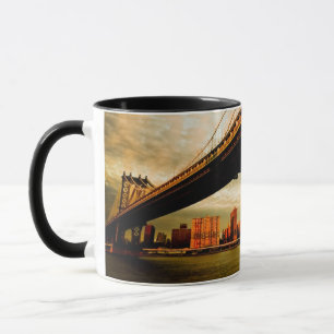 Caneca A opinião da ponte de Manhattan do lado de