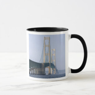 Caneca A ponte Mackinac que abrange o estreito de