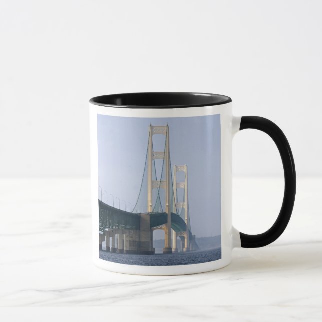 Caneca A ponte Mackinac que abrange o estreito de (Direita)