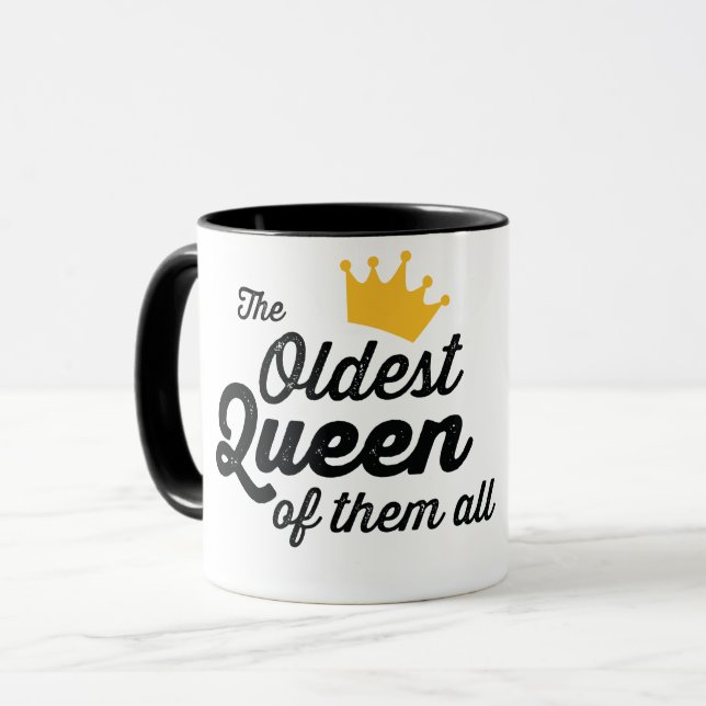Caneca A RAINHA MAIS ANTIGA DE TODOS ELES. Camiseta (Frente Esquerda)