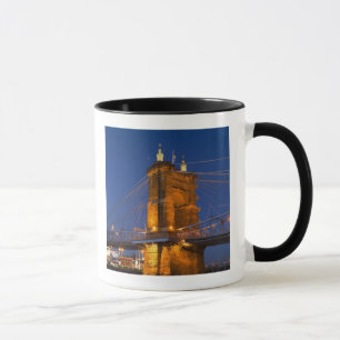 Caneca A silhueta de Cincinnati, Ohio, EUA ao anoitecer