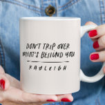 Caneca A tipografia moderna não se preocupa com o branco<br><div class="desc">A tipografia moderna não se preocupa,  não tropece no que está por trás de você citar design monocromático preto e branco.</div>