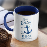 Caneca A Vida É Melhor No Nome Da Família Náutica Do Barc<br><div class="desc">Uma caneca de café de 2 tons com tema na moda náutico, com script de escova e tipografia real, com a leitura "A vida é melhor no barco", juntamente com o nome da sua família, o nome do barco ou outro texto desejado. Esta design apresenta uma âncora de barco clássica...</div>