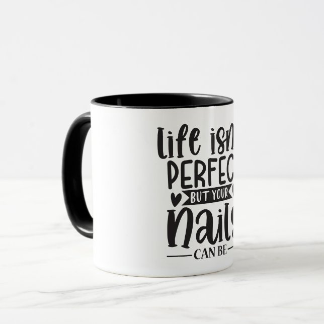 Caneca A vida não é perfeita, mas suas unhas...Técnico de (Frente Esquerda)