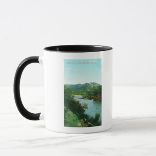 Caneca A vista aérea do rio do russo no acampamento