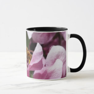 Caneca Abelha Polinizando Flor de Árvore de Maçã-Permacra
