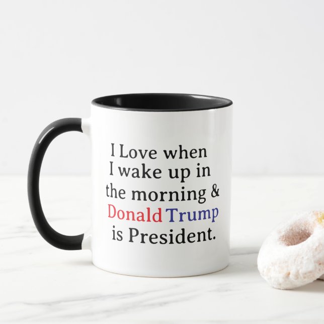 Caneca Adoro quando me Acordar... e Trump é presidente. (Com Donut)