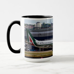 Caneca Aeroporto da cidade de Alitalia Embraer ERJ-190