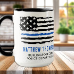 Caneca Agente de Polícia Personalizado de Sinalizador de<br><div class="desc">Apresentando a perfeita caneca de café para policiais e agentes polícias, com a icônica Thin Blue Line e a bandeira americana design. Esta caneca é uma forma excelente de mostrar o vosso apoio àqueles que servem e protegem as nossas comunidades. Personalize sua caneca com seu nome e departamento para torná-la...</div>