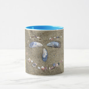 Caneca Agrida a cara amarela feita na areia com escudos