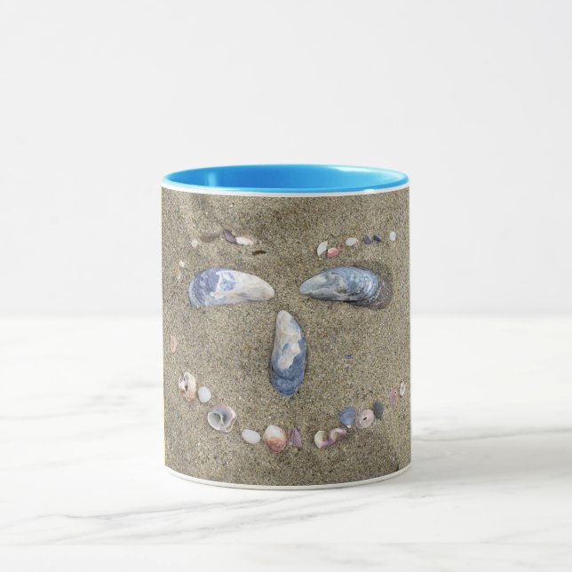 Caneca Agrida a cara amarela feita na areia com escudos (Centro)