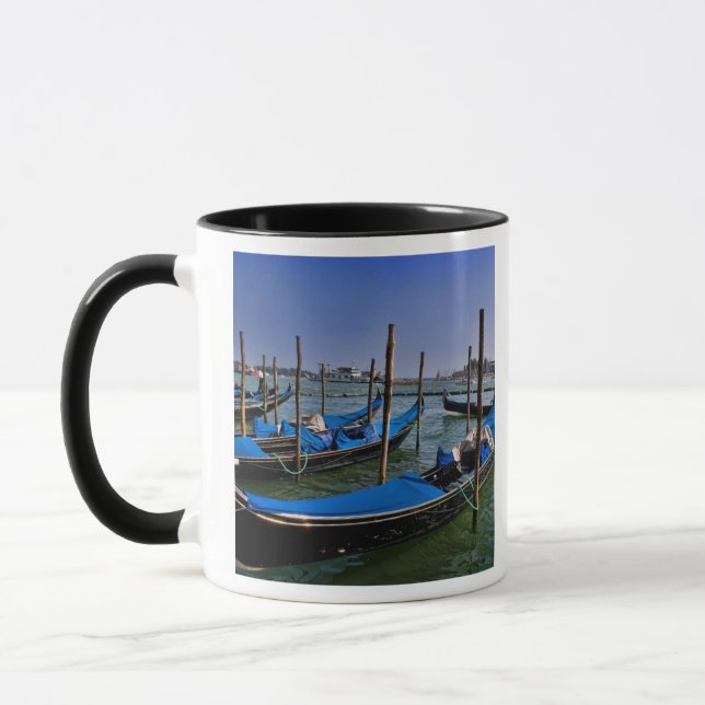 Caneca água do Grande Canal com barcos gondalo alinhados (Esquerda)