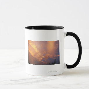 Caneca Ajuste de Sun atrás das nuvens