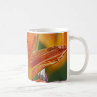 Caneca alaranjada da flor