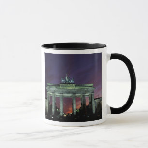 Caneca Alemanha, Berlim. Portão de Brandemburgo à noite.