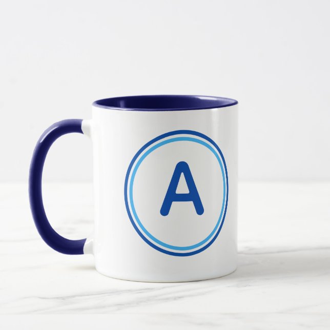 Caneca Alfabeto de Letra Redonda Design de Círculo Azul (Esquerda)