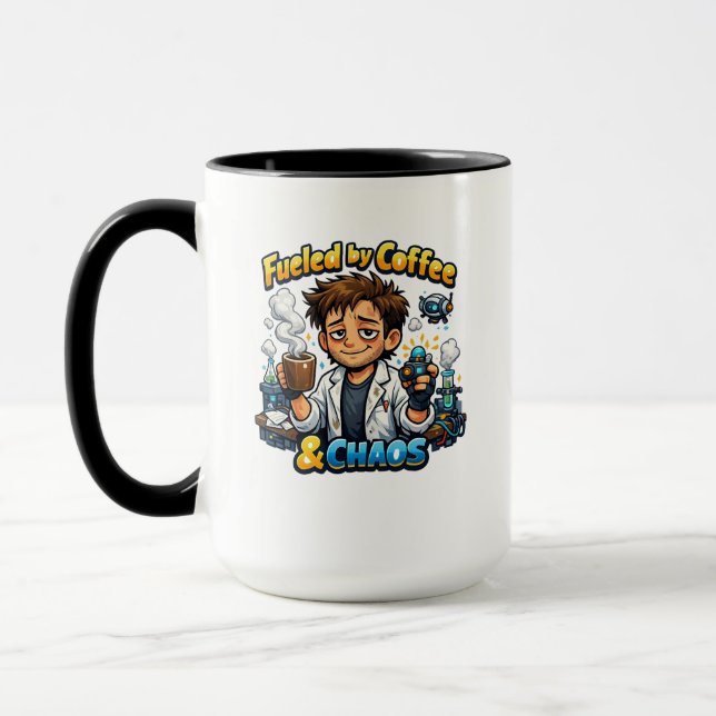 Caneca Alimentado por Café & Caos – Cientista Engraçado (Esquerda)