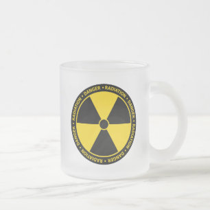 Caneca amarela do símbolo da radiação