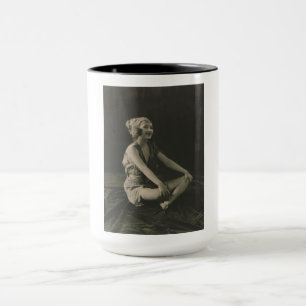 Caneca Ame uma pobre garota de barriga sentada entre pern
