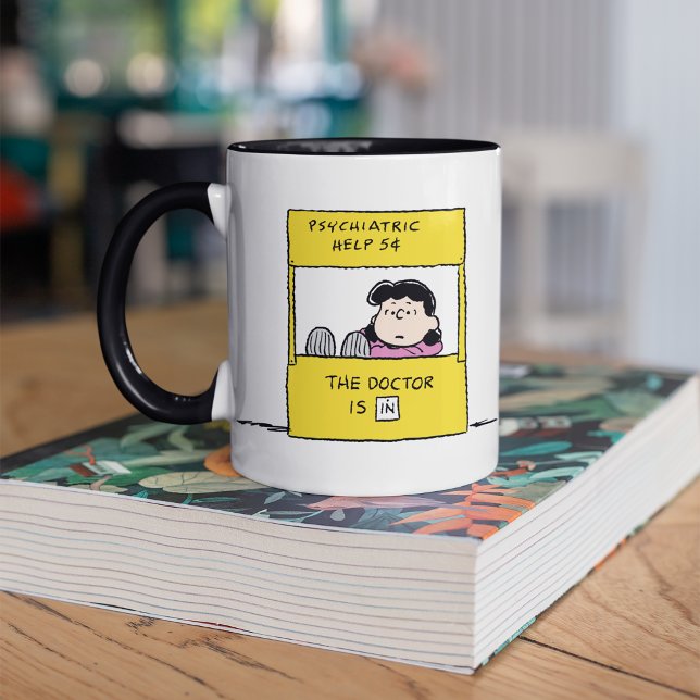 Caneca Amendoins | Lucy & O Doutor Está Aqui (Mug on table)