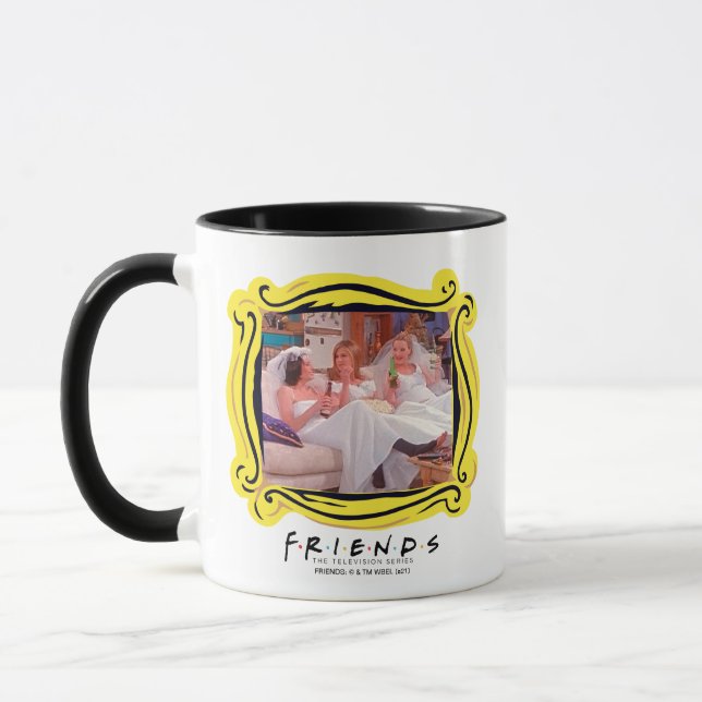 Caneca AMIGOS™ | As raparigas nos vestidos de casamento (Esquerda)