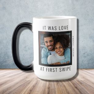 Caneca Amor no primeiro Swipe Online Casal Namorados Mug